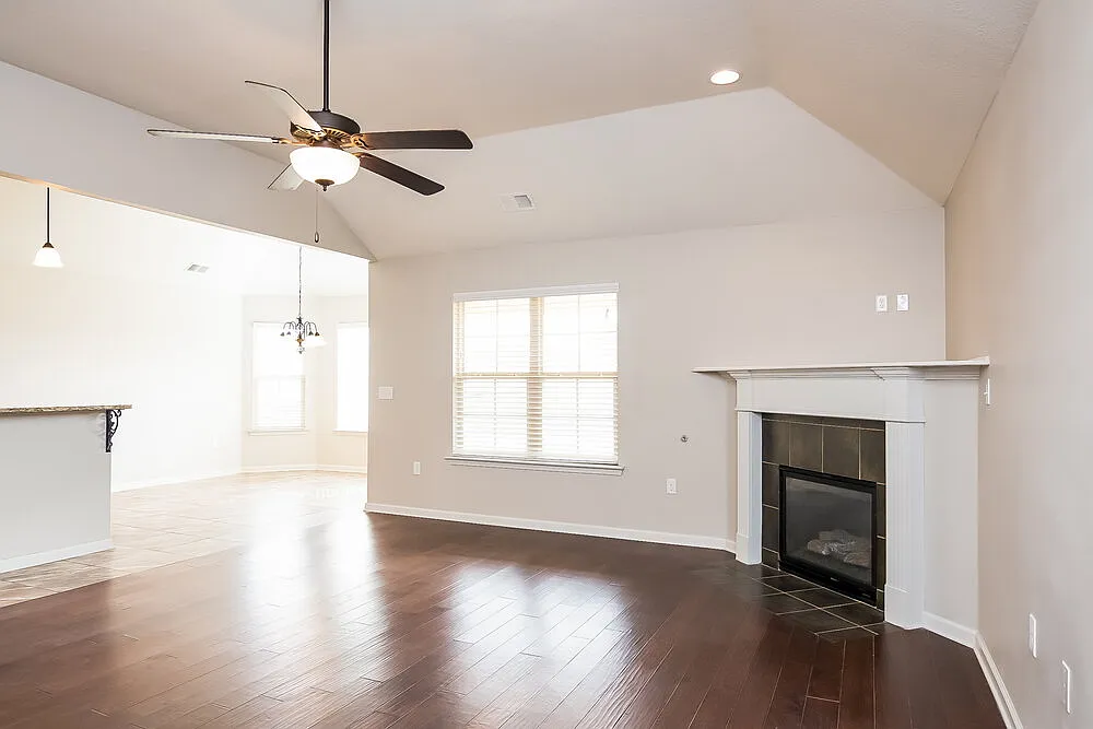 4 bed, 2.0 bath, 1995 sqft, $2,390 — Photo 3