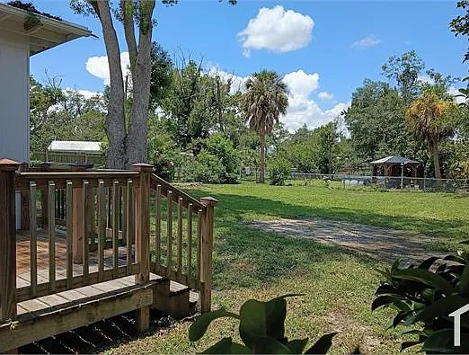 208 Hillside Dr — Photo 2
