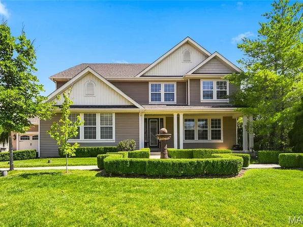 5500 Wooded Creek Dr, Saint Charles, MO 63304