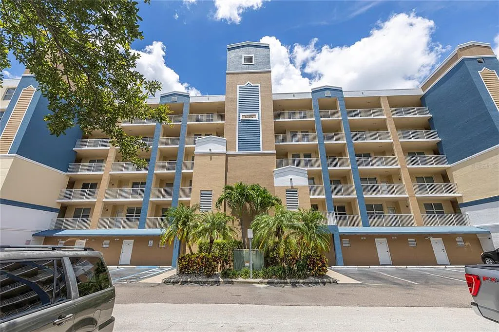 2 bed, 2.0 bath, 1324 sqft, $2,000 — Photo 2