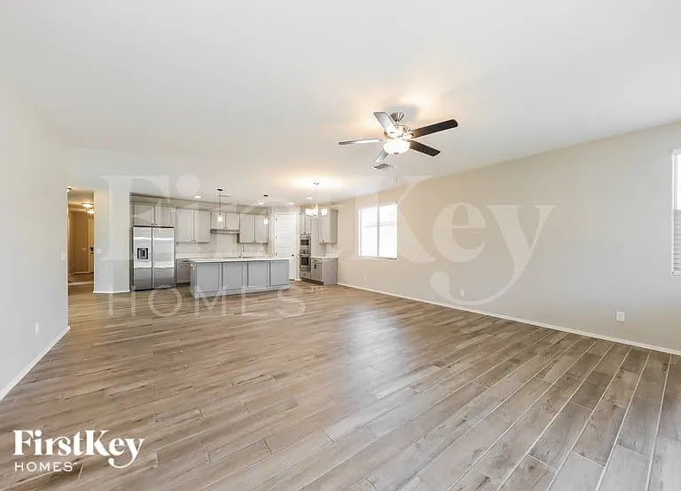 18530 W Robin Ln — Photo 2