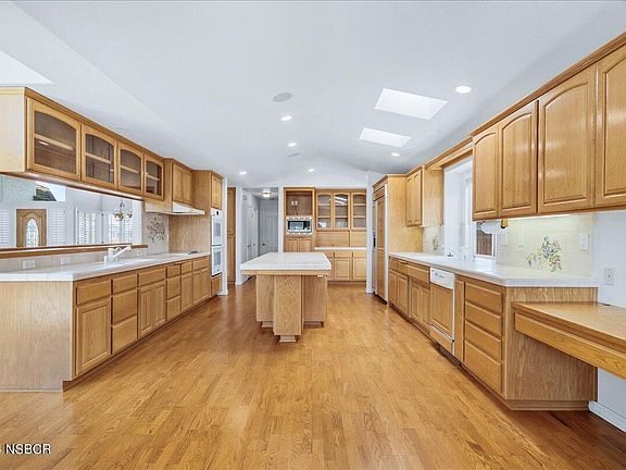 4th image of 932 Skylark Ct