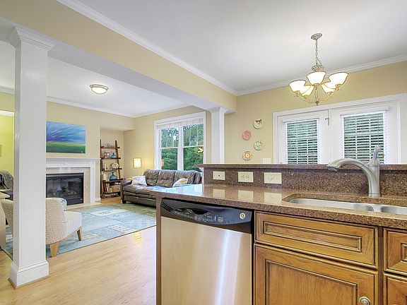 5th image of 215 Brookwood Dr