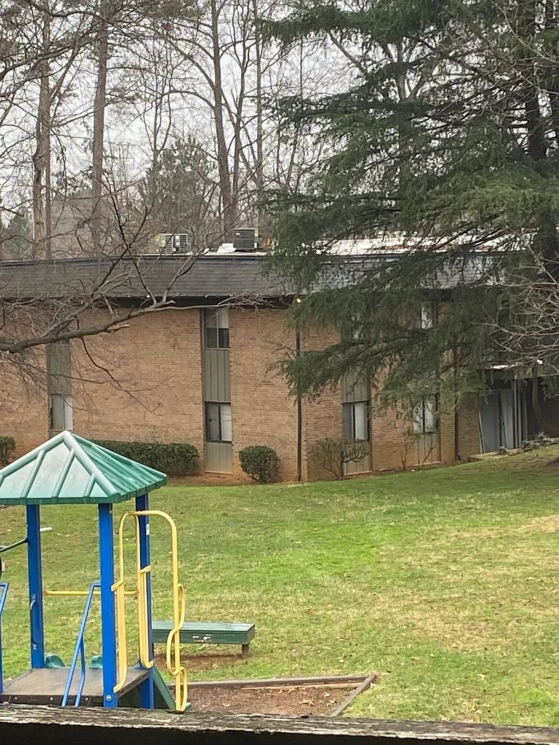 Affordable 1Bedroom Condominium Great move in Special — Photo 3