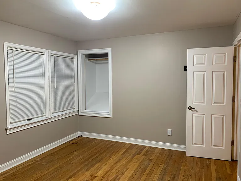 Bedroom (2) closet