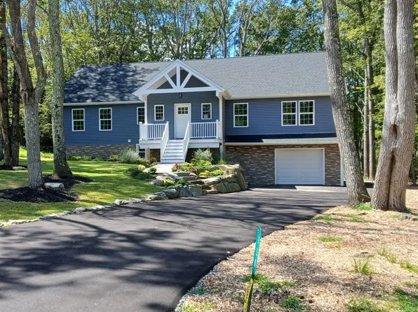 130 Rodeo Dr, Hawley, PA 18428