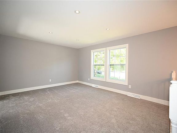 5th image of 117 Town Court Cir