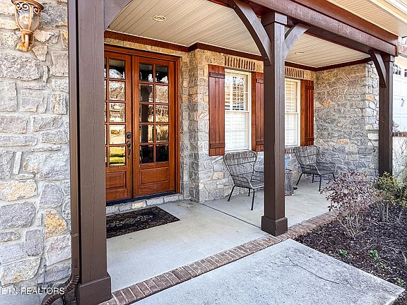 2nd image of 318 Sunny Springs Ln