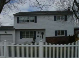 168 Locust Ave, Oakdale, NY 11769