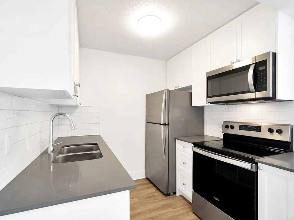 1007 Esquimalt Rd