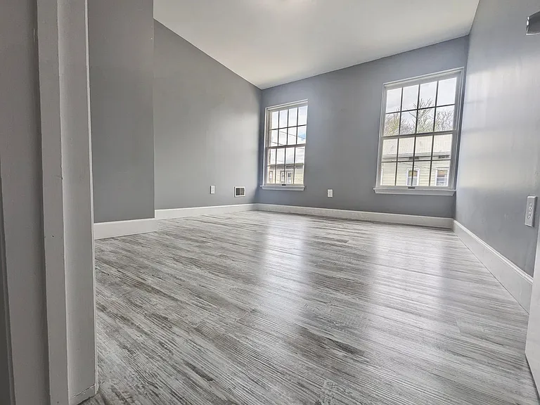 64 Howard St — Photo 8