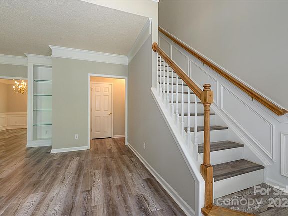 4th image of 2819 Glen Summit Dr