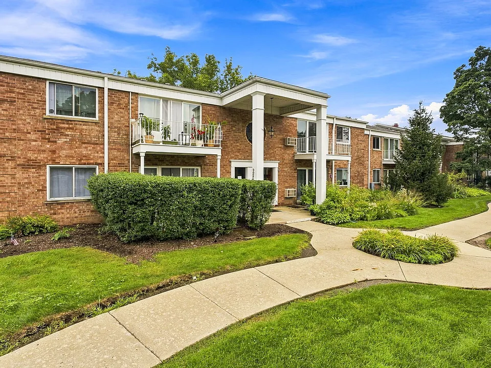 543 Burlington Ave #202
