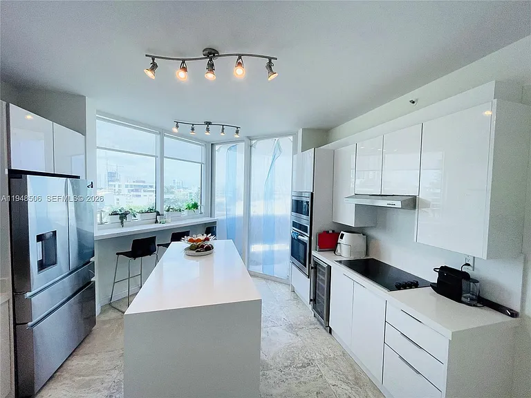 300 S Pointe Dr #705 — Photo 11