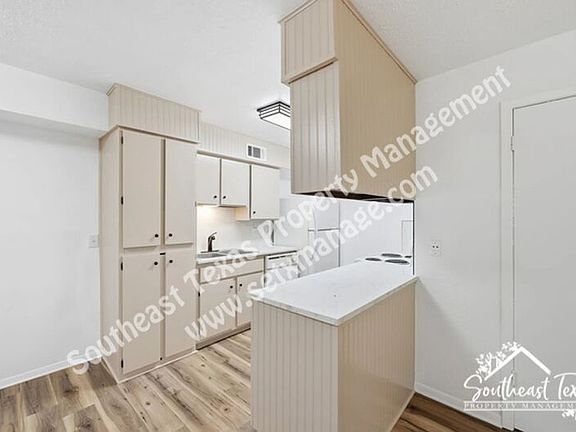 2nd image of 801 W Gibson St #113