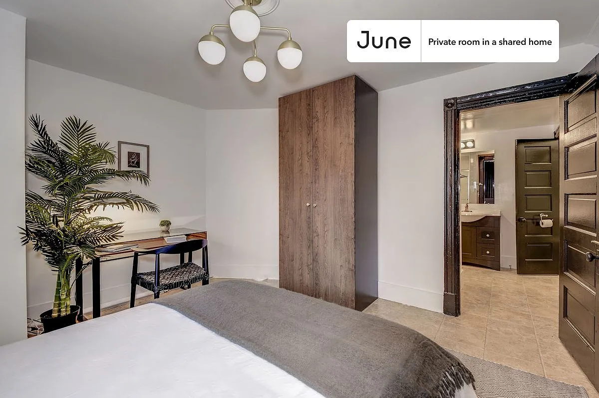 Queen bedroom in 3 bed/2 bath home in Capitol Hill #179 GA — Photo 3