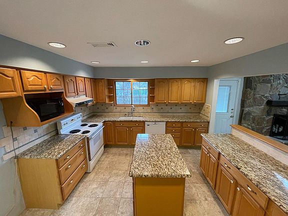 4th image of 1905 Fox Hill Ct