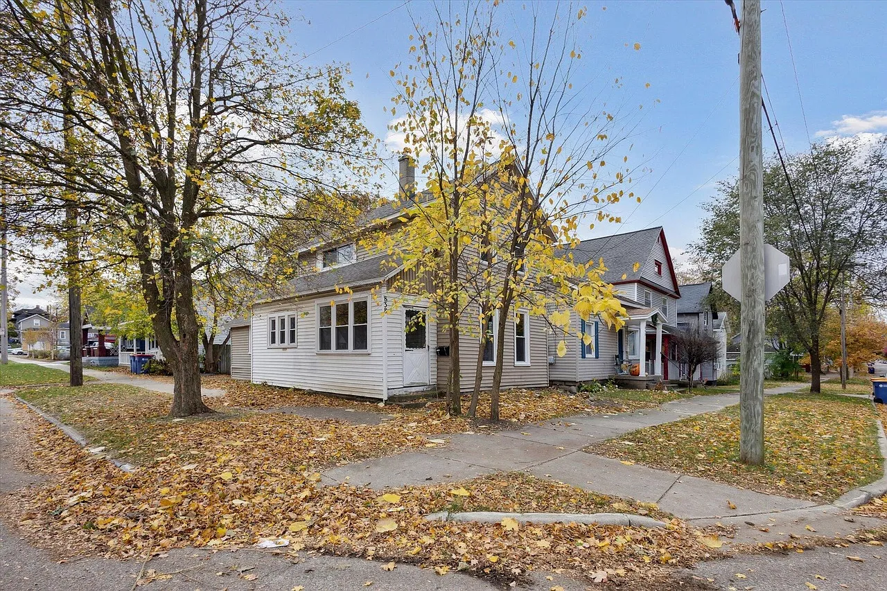 3 bed, 1082 sqft, $2,100 — Photo 1