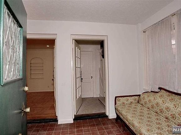 3rd image of 256 Leonia Ave #1S