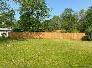 809 Oak Park Dr, Fenton, MI 48430