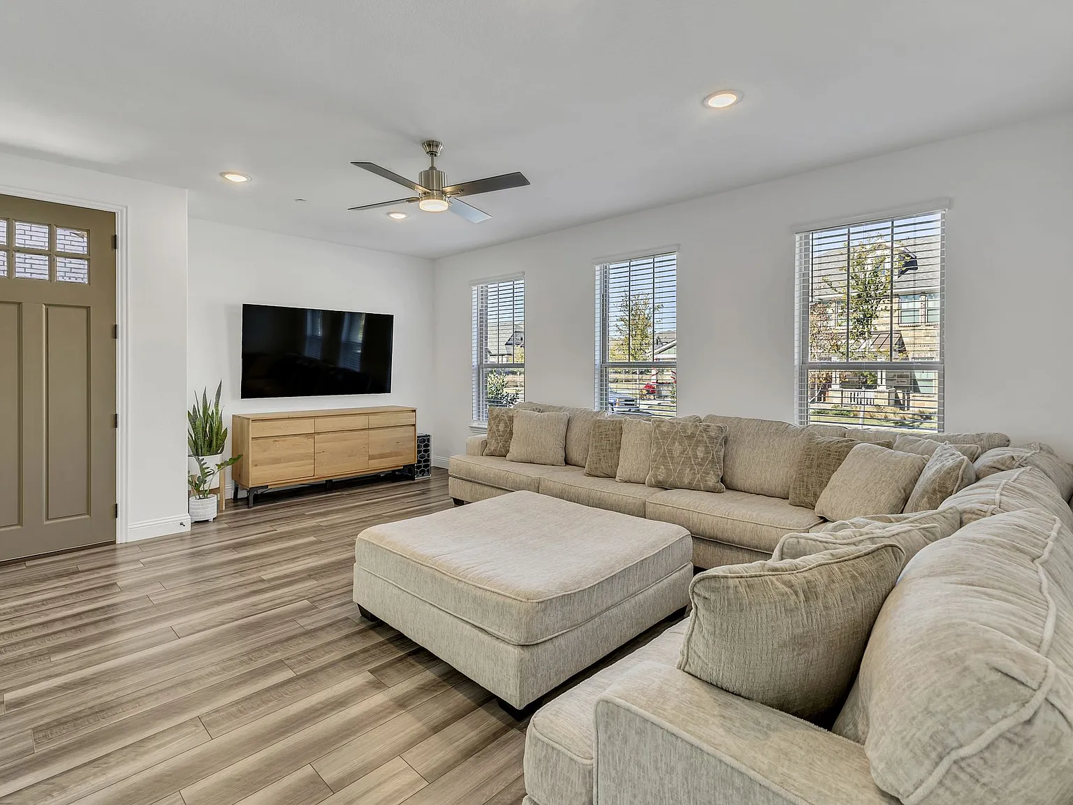 3 bed, 2001 sqft, $2,650 — Photo 3