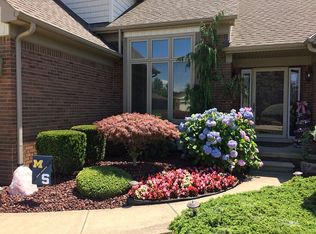 15458 Meadows Dr, Fraser, MI 48026