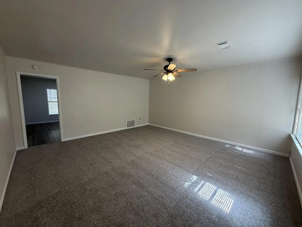 401 S Scraper St — Photo 2
