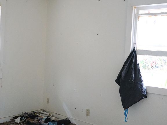 5th image of 825 Boll St