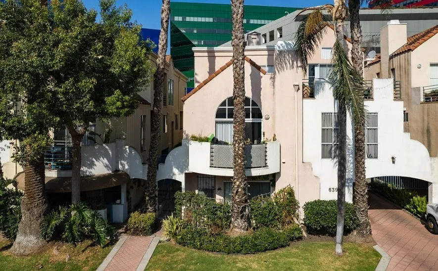Lido Apartments - 639 Huntley Dr — Photo 2