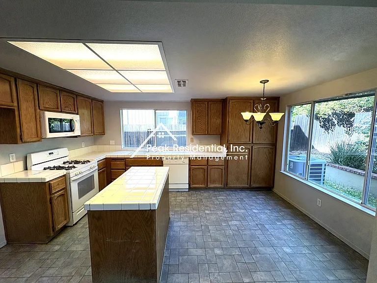 5621 Summit Dr — Photo 10
