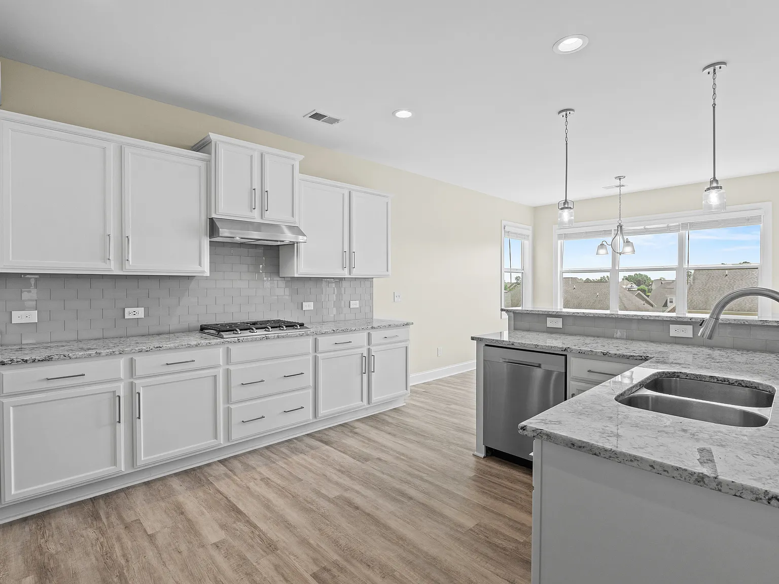 4 bed, 4000 sqft, $3,139 — Photo 3