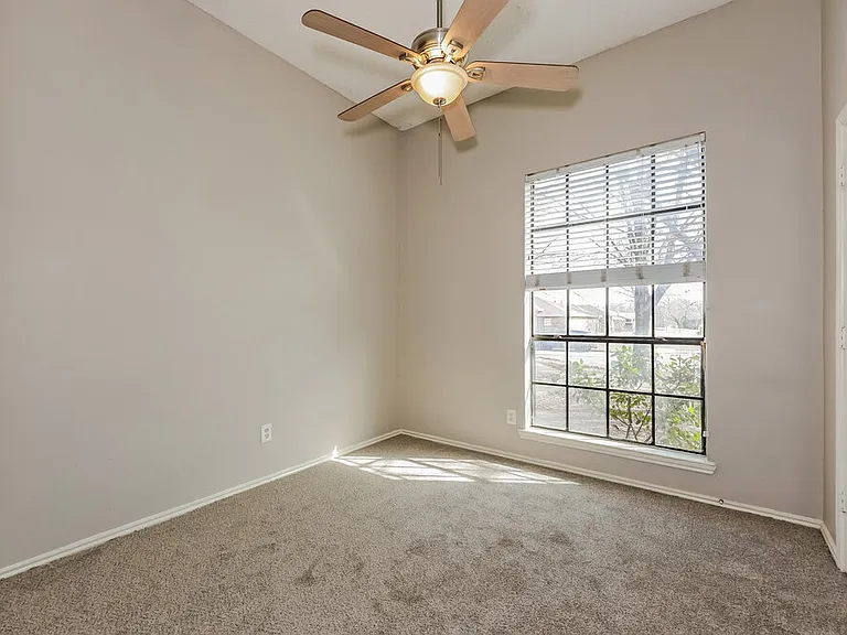 2605 Hartford Ln — Photo 13