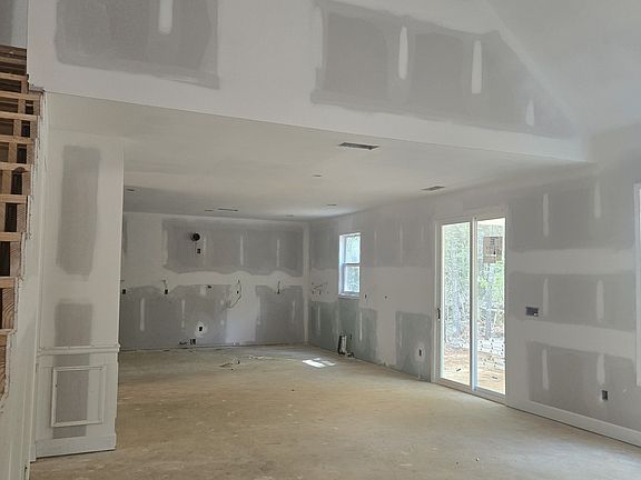 3rd image of 160 Rivers Edge Dr