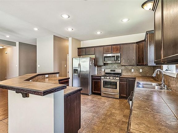 5th image of 925 Weston Dr