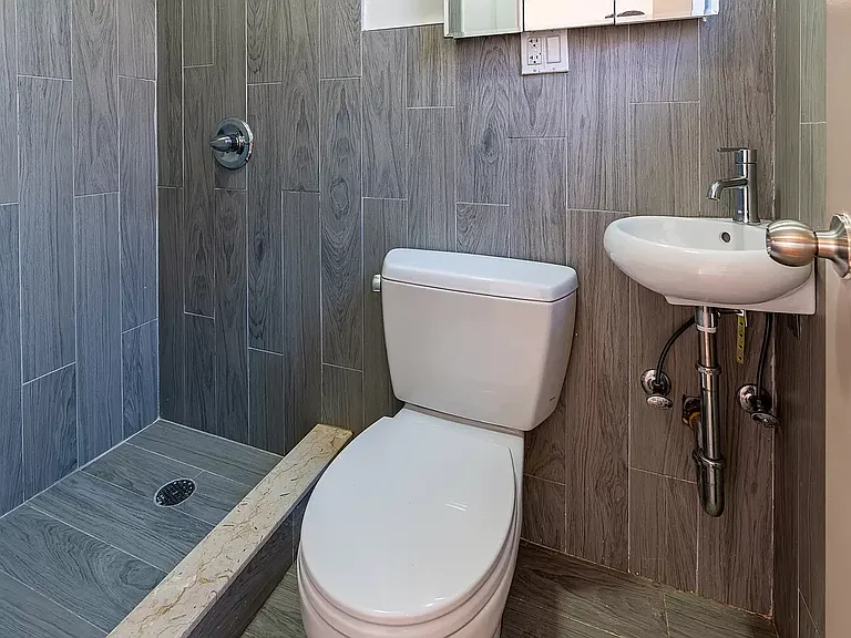 500 Leonard St #4R — Photo 8