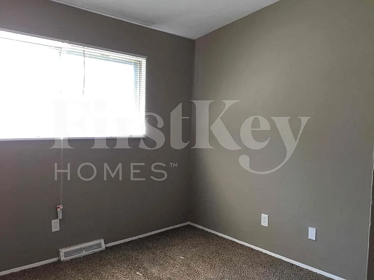 2560 Pheasant Dr — Photo 11