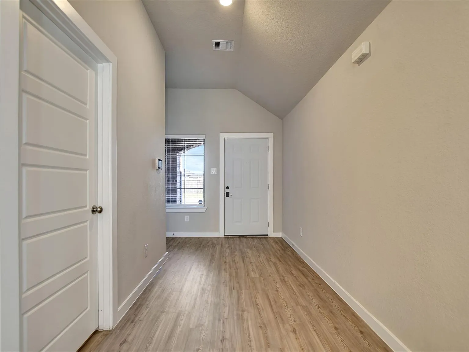 3 bed, 2.0 bath, 1570 sqft, $2,000 — Photo 3