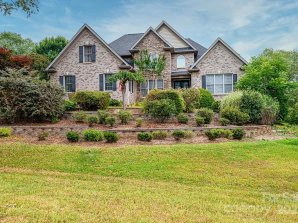 6331 Dwayne Starnes Dr, Hickory, NC 28602