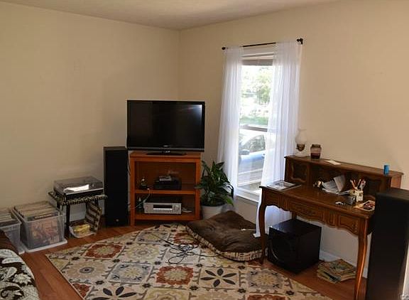 4th image of 118 Barker Ave