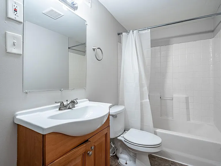 Roxbury Dr — Photo 3