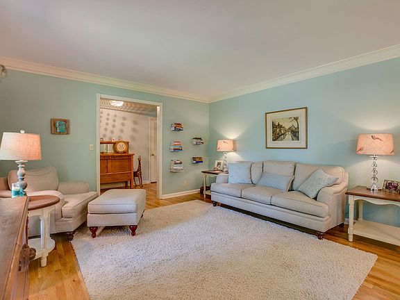 4th image of 515 Woodmore Dr