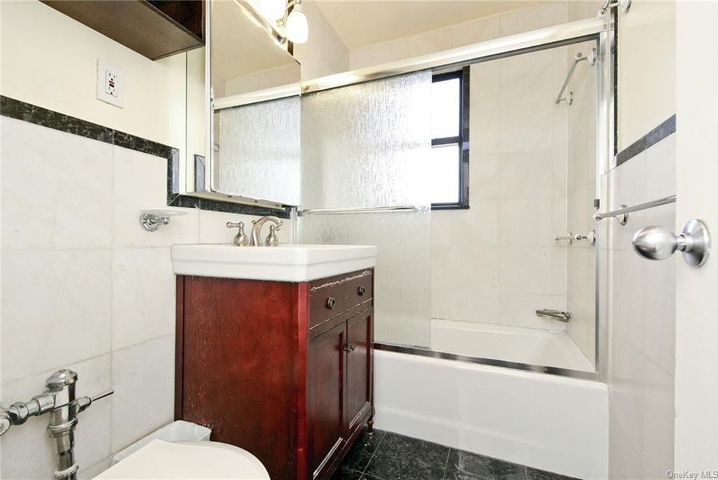 4 Bed 2 Bath Property, New York • 1,600 Sq Ft