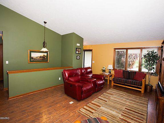 2nd image of 1003 Ironwood Cir NW