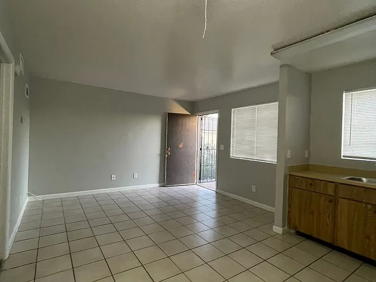 2010 E Sweetwater Ave._SP&Family LLC — Photo 3