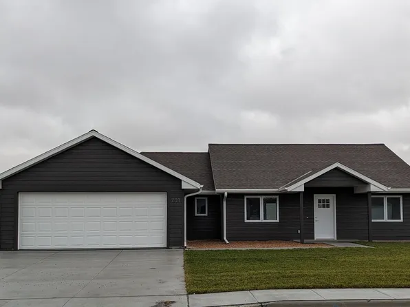 703 E 19th St, Cozad, NE 69130