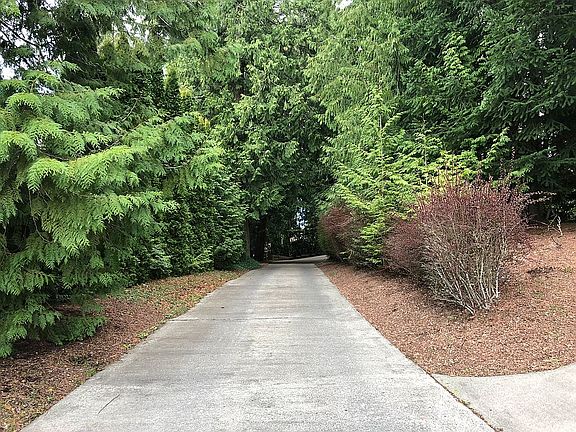 2nd image of 310 Lilac Dr