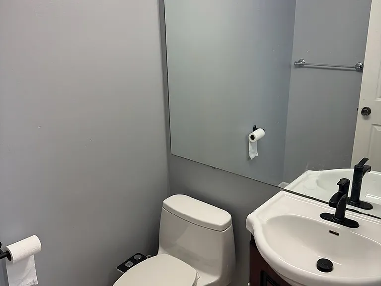 2404 Kenmore Ct — Photo 29