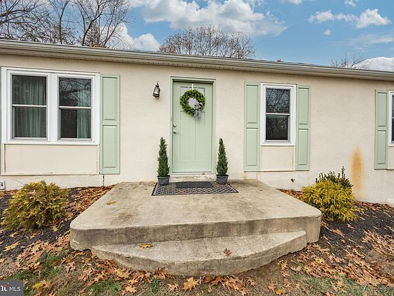 3rd image of 479 Douglas Dr