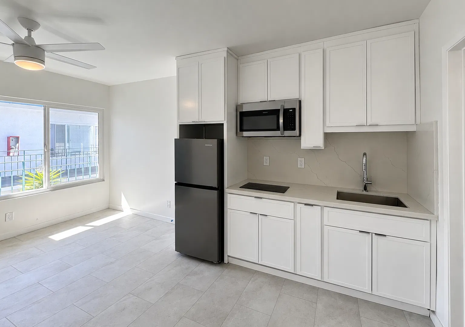 Fantastic Venice Beach Neighborhood | Upper Studio — Photo 1