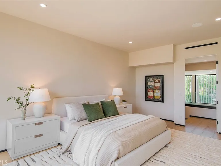 9018 Dorrington Ave — Photo 38